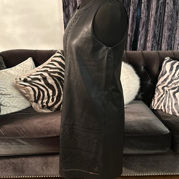 CARMEN MARC VALVO BLACK FAUX LEATHER LASER CUT SHIFT/ SLIP DRESS - Picture 6 of 7